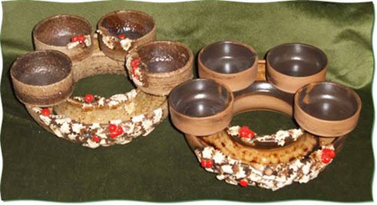 Adventní věnec s cesmínou (šamot, keramika)