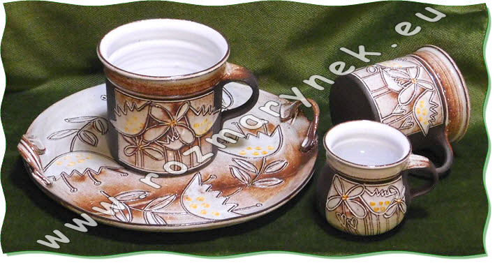 S34: Tmavá keramika - květiny (tác kulatý, hrnek Obr, hrnek velký, hrnek presso)